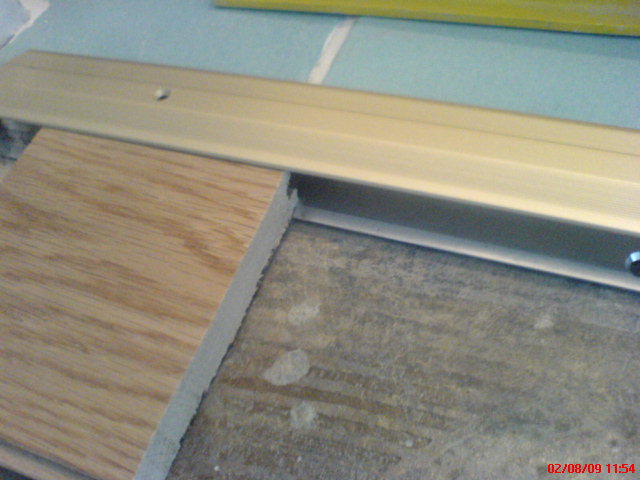 PARQUET FLOTTANT MASSIF PLINTHES POSE DES LAMES PREVOIR JOINT DE DILATATION CALES
