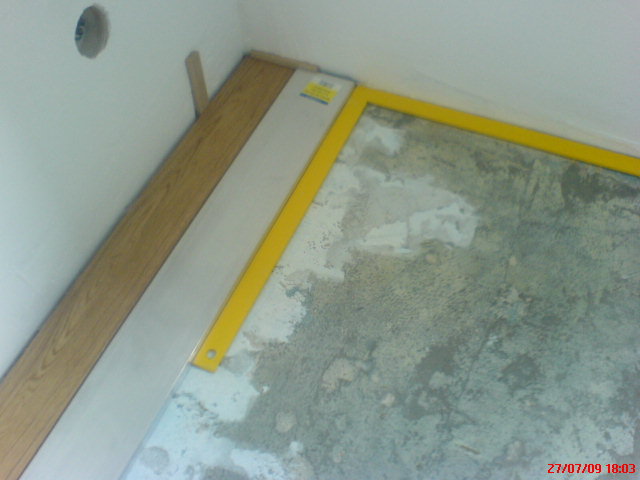 PARQUET FLOTTANT MASSIF PLINTHES POSE DES LAMES PREVOIR JOINT DE DILATATION CALES