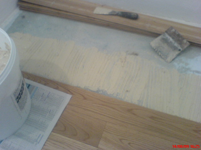 PARQUET FLOTTANT MASSIF PLINTHES POSE DES LAMES PREVOIR JOINT DE DILATATION CALES