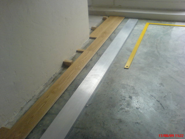 PARQUET FLOTTANT MASSIF PLINTHES POSE DES LAMES PREVOIR JOINT DE DILATATION CALES