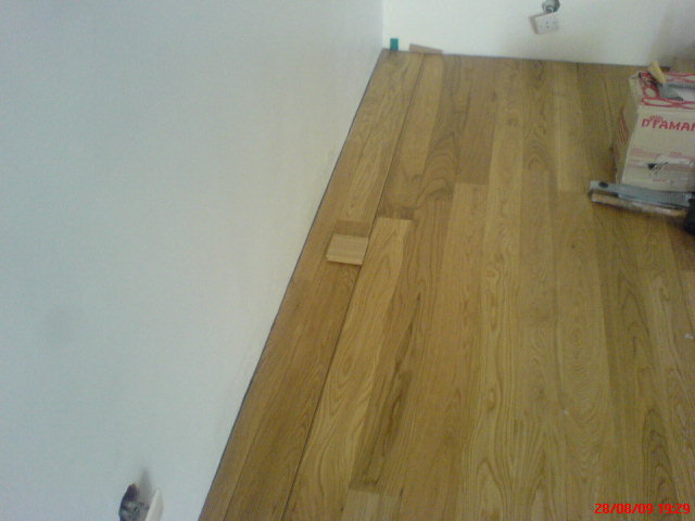 PARQUET FLOTTANT MASSIF PLINTHES POSE DES LAMES PREVOIR JOINT DE DILATATION CALES