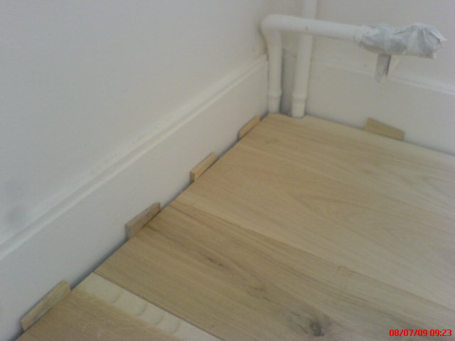 PARQUET FLOTTANT MASSIF PLINTHES POSE DES LAMES PREVOIR JOINT DE DILATATION CALES