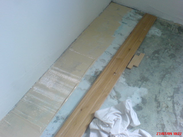 PARQUET FLOTTANT MASSIF PLINTHES POSE DES LAMES PREVOIR JOINT DE DILATATION CALES