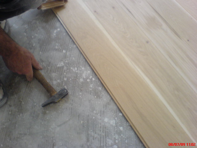 PARQUET FLOTTANT MASSIF PLINTHES POSE DES LAMES PREVOIR JOINT DE DILATATION CALES