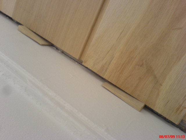 PARQUET FLOTTANT MASSIF PLINTHES POSE DES LAMES PREVOIR JOINT DE DILATATION CALES