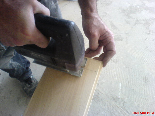 PARQUET FLOTTANT MASSIF PLINTHES POSE DES LAMES PREVOIR JOINT DE DILATATION CALES