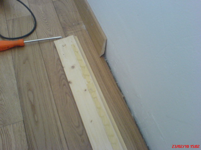 PARQUET FLOTTANT MASSIF PLINTHES POSE DES LAMES PREVOIR JOINT DE DILATATION CALES