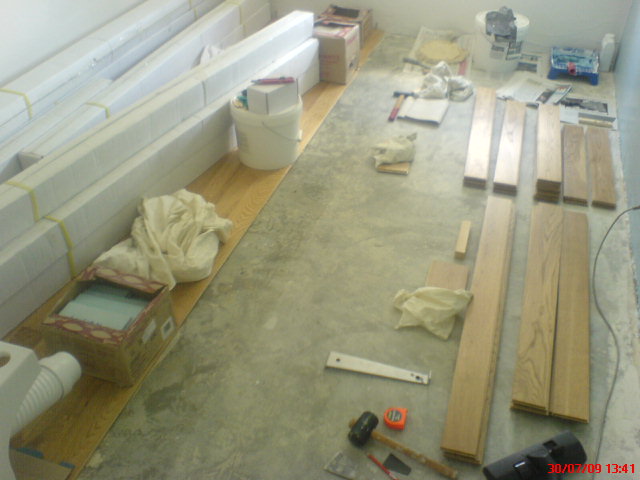 PARQUET FLOTTANT MASSIF PLINTHES POSE DES LAMES PREVOIR JOINT DE DILATATION CALES