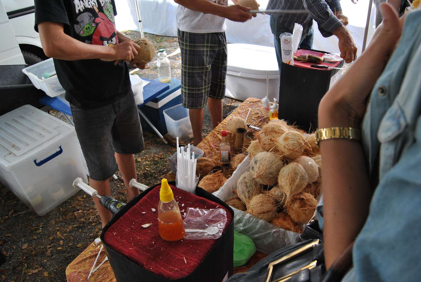 AUSTRALIE/COCONUTS FRESH 6 DOLLARS PER ONE COCONUT WATER AND MILK.