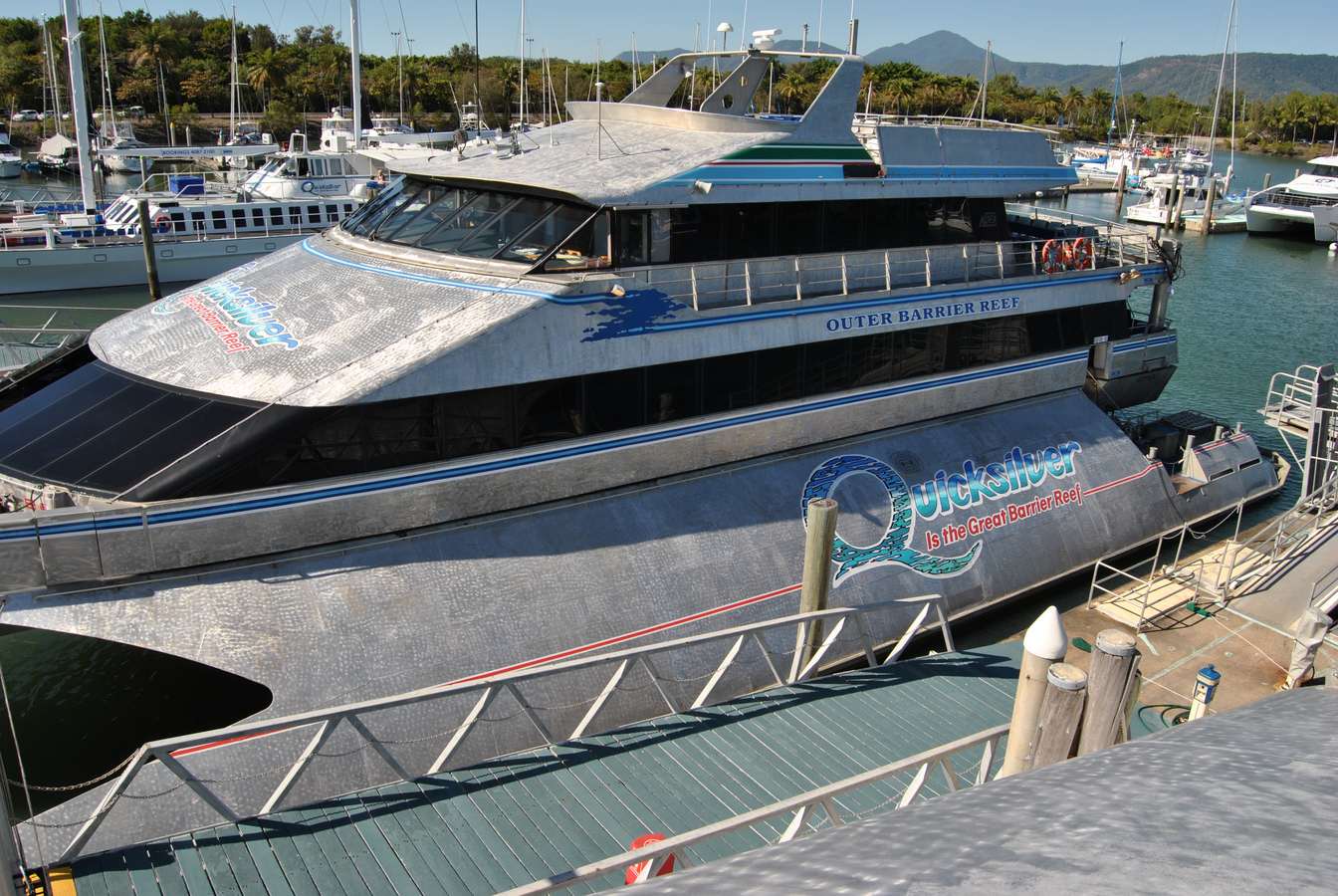 AUSTRALIE/QUICKSILVER CRUISE BOAT CATAMARAN FOR GREAT BARRIER REEF 60 KM HOUR.