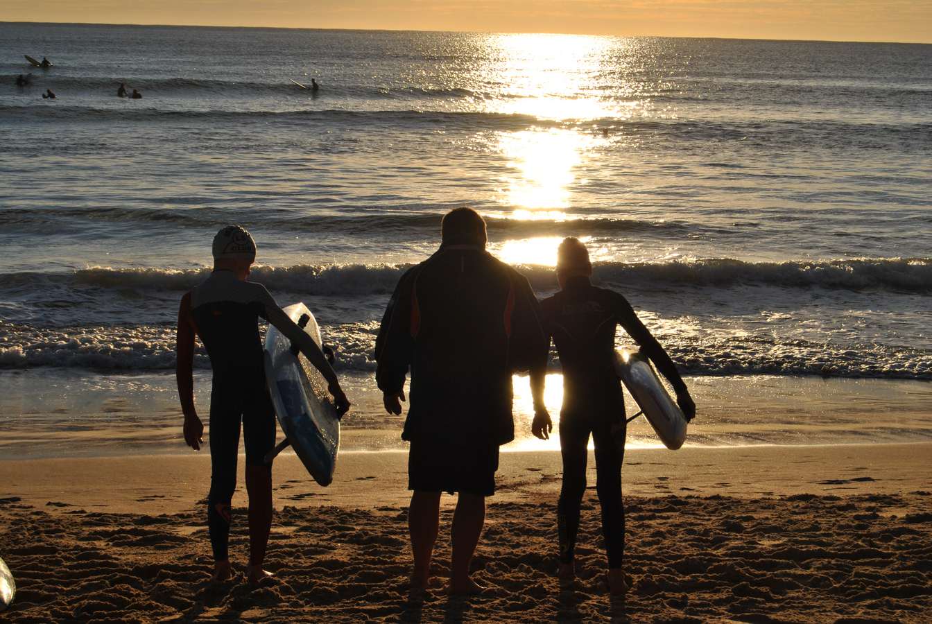 AUSTRALIE/SURF AT MANLY BEACH AT 6 AM SUN RISE