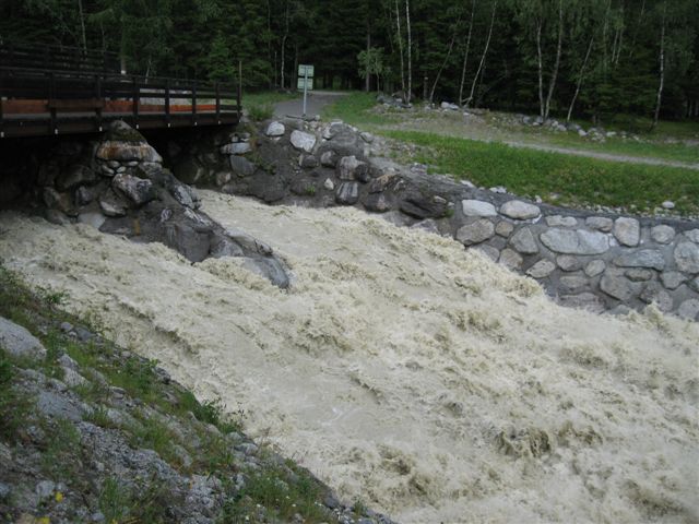 torrents photos gratuites montagne debit eau cours chenal ecoulement cone dejection sediments erosion flore glacieres alpes chamonix